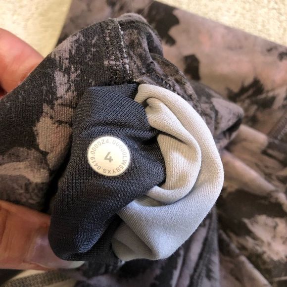 Lululemon Aligns. 24 inches high rise - Picture 4 of 4